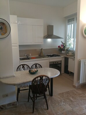 Frigorifero, forno, piano cottura, lavastoviglie
