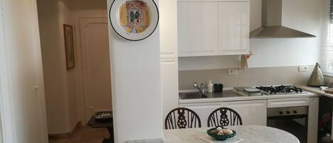 Réfrigérateur, four, plaque de cuisson, lave-vaisselle