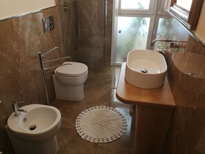 Dusche, Haartrockner, Bidet, Handtücher