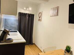 Kühlschrank, Mikrowelle, Herdplatte, Kochgeschirr/Geschirr/Besteck