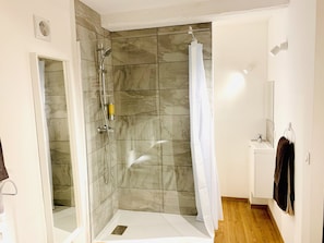 Dusche, Haartrockner, Handtücher, Toilettenpapier