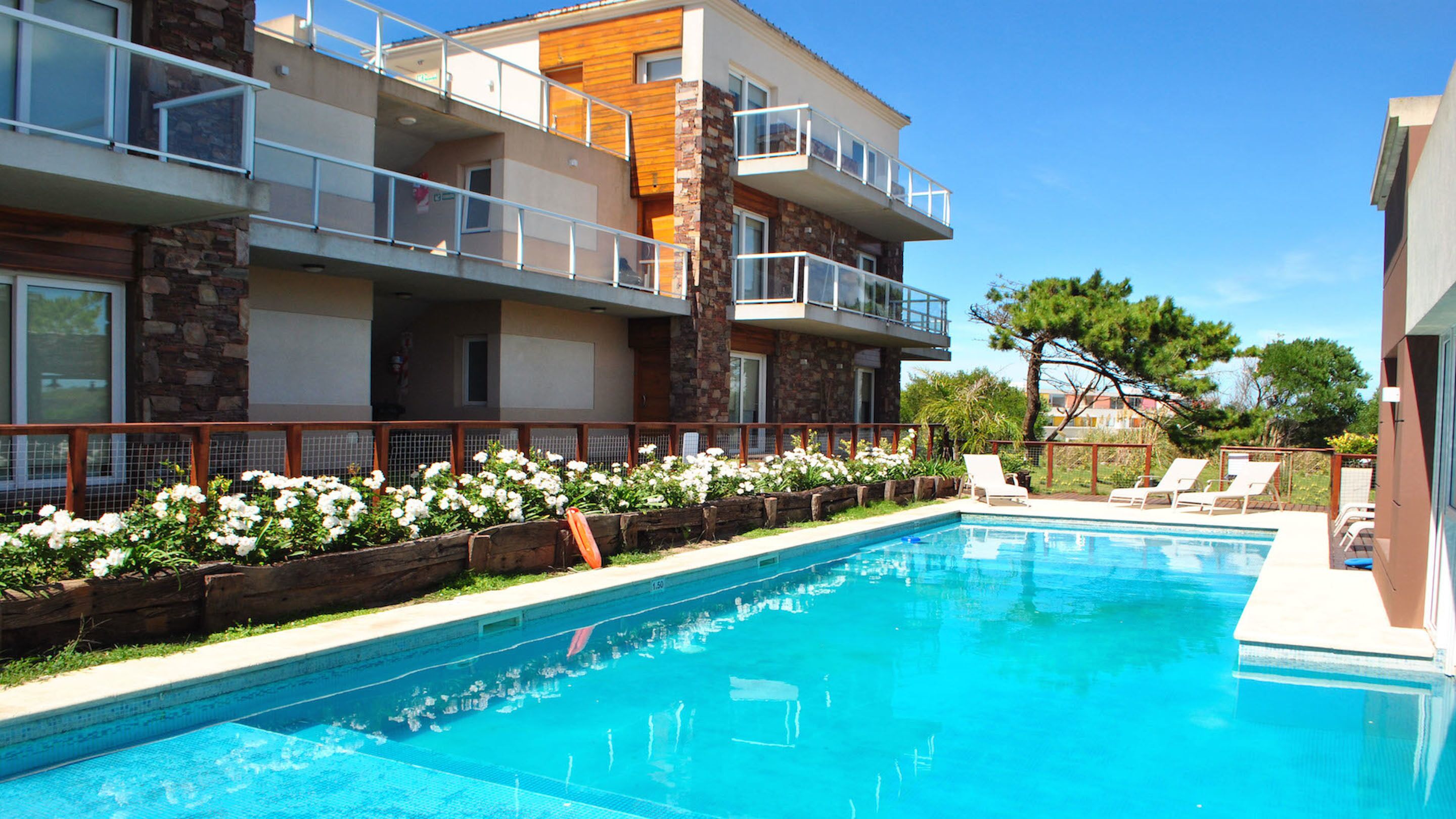 Una piscina cubierta, una piscina al aire libre, tumbonas