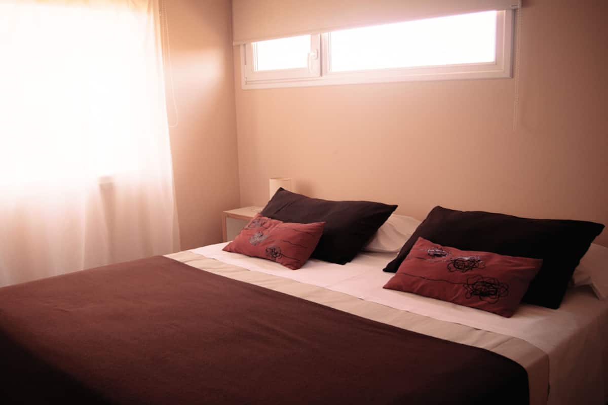 1 slaapkamer, luxe beddengoed, donzen dekbedden, een kluis op de kamer