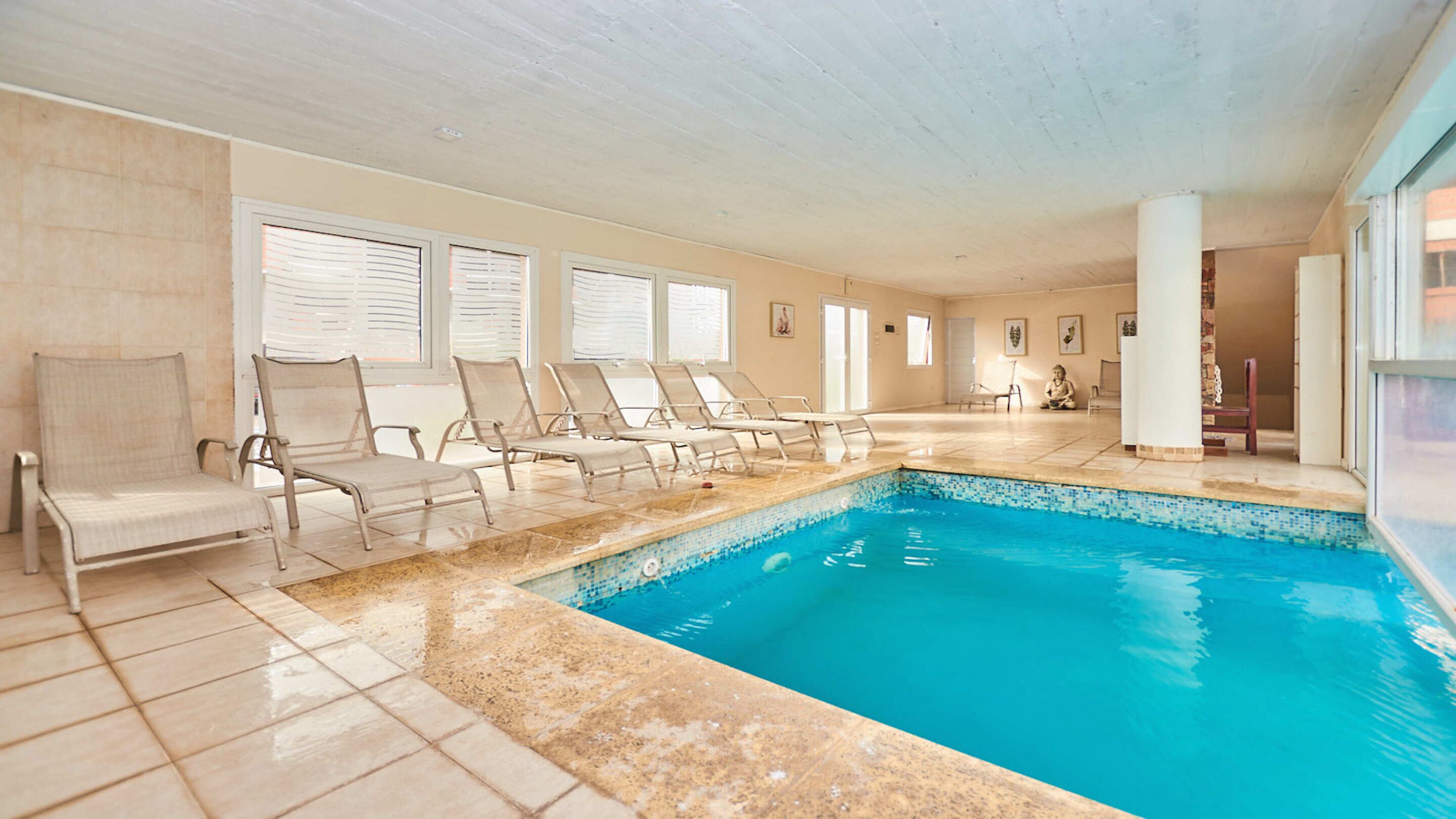 Piscine couverte, piscine extérieure, chaises longues