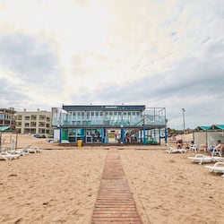 Spiaggia privata, lettini da mare, ombrelloni, un bar sulla spiaggia