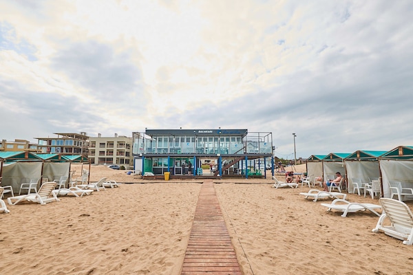 Plage privée, chaises longues, parasols, bar de plage