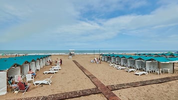 Privatstrand, Liegestühle, Sonnenschirme, Strandbar