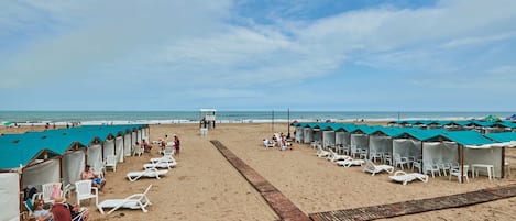 Plage privée, chaises longues, parasols, bar de plage