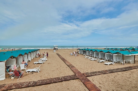 Playa privada, sillas reclinables de playa, sombrillas, bar en la playa