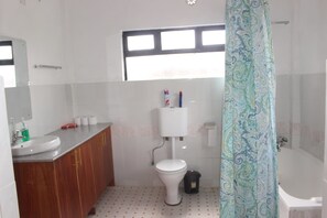 Standard Room | Bathroom | Rainfall showerhead, towels, soap, toilet paper - Namelok Retreat Centre (Nyahururu)