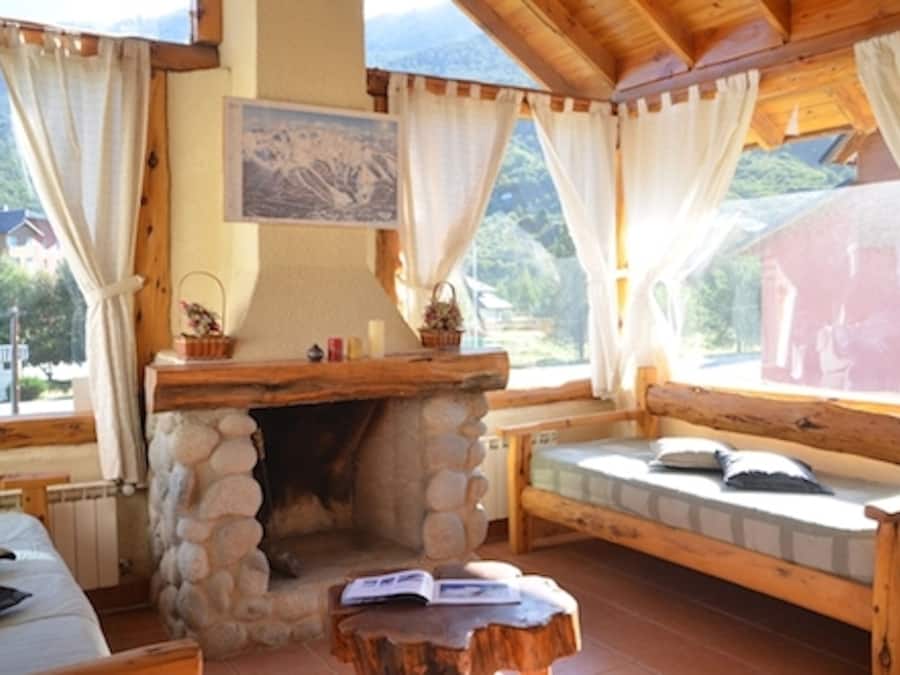 Dúplex (GC5) | Sala de estar | Smart TV de 42 pulgadas con canales por satélite, una televisión