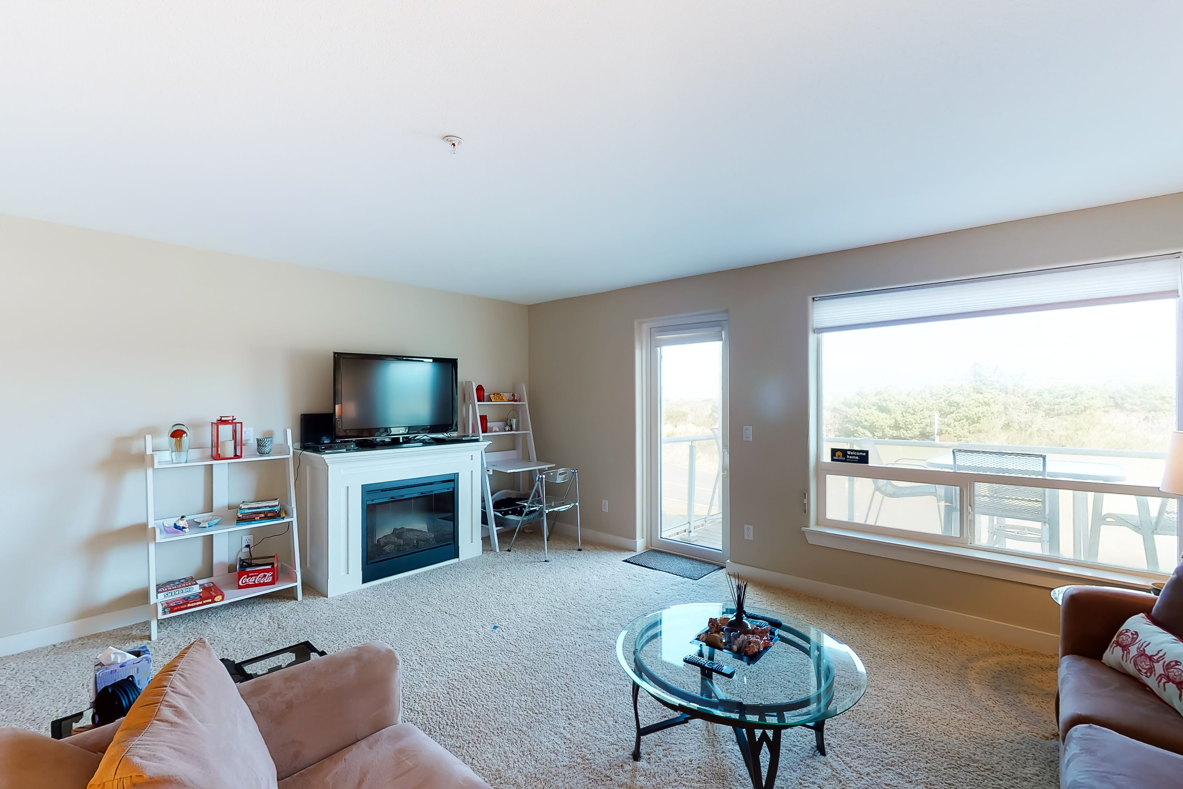 Open & airy condo w/ private balcony, jetty view, & quick access to the beach!