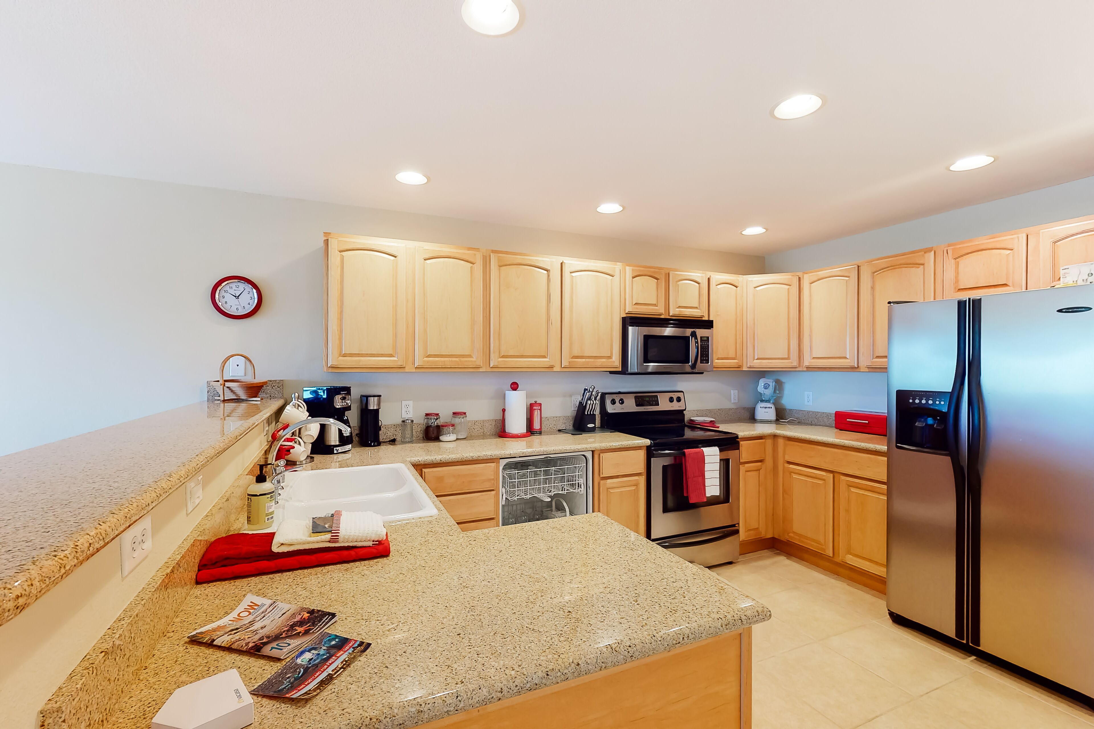 Open & airy condo w/ private balcony, jetty view, & quick access to the beach!