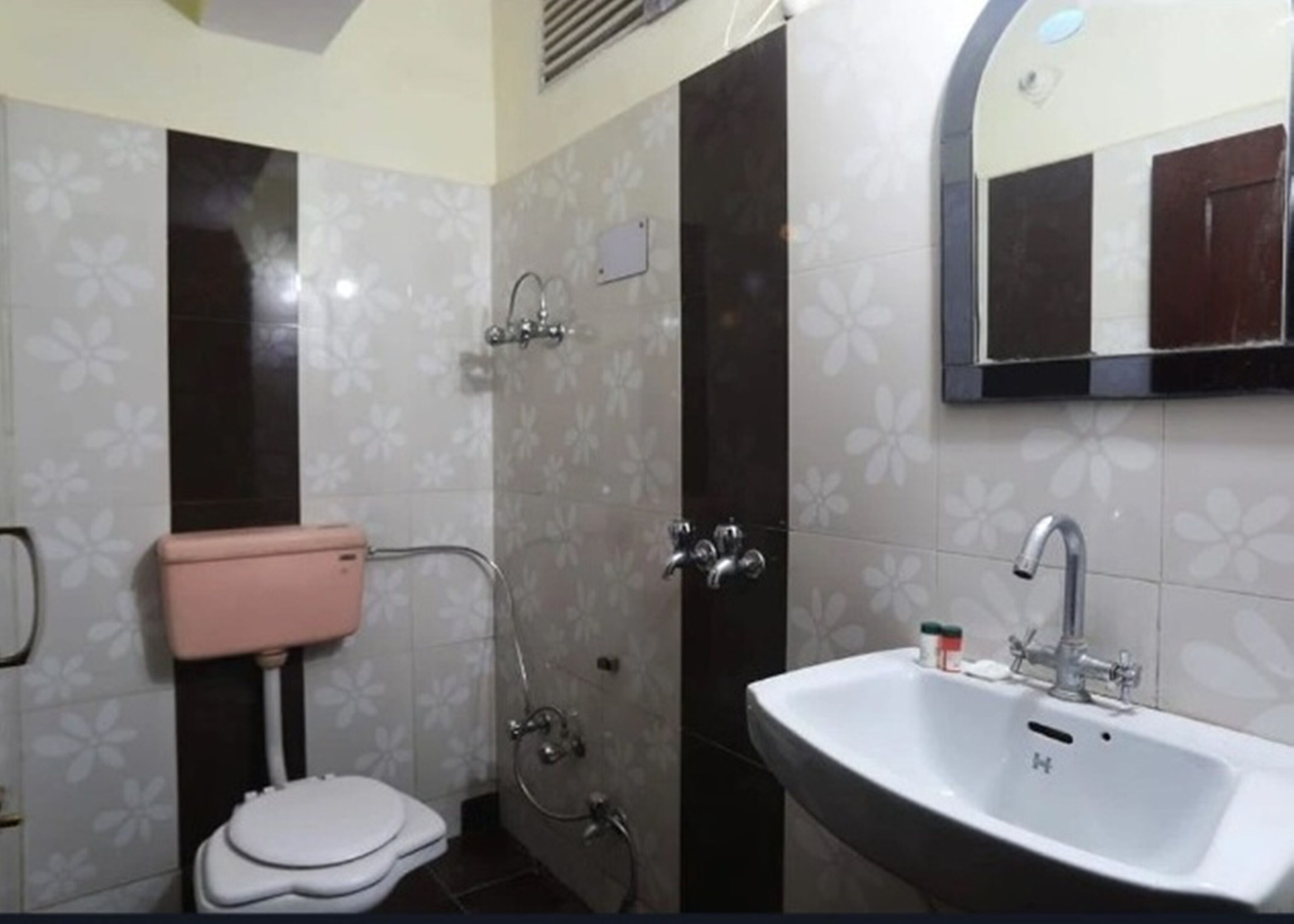 Ein Badezimmer mit Toilette, Waschbecken und Dusche.