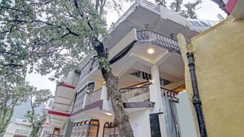 Fachada de la propiedad por la tarde o noche