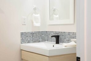 Combined shower/tub, hair dryer, towels, shampoo