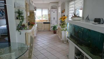 Frigorífico, microondas, horno y placa de cocina