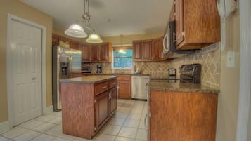 FerienhĂŒtte, 4 Schlafzimmer | Eigene KĂŒche | KĂŒhlschrank, Mikrowelle, Herdplatte, GeschirrspĂŒler