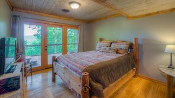 Cabin, 3 Bedrooms | 3 bedrooms, iron/ironing board, free WiFi, bed sheets