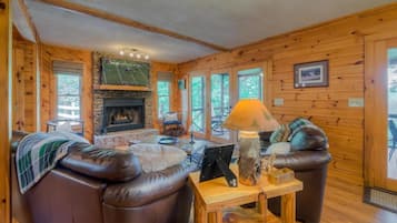 Cabin, 3 Bedrooms | Living room | TV