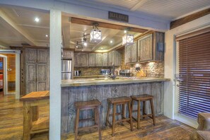 Cabin, 2 Bedrooms | Private kitchen
