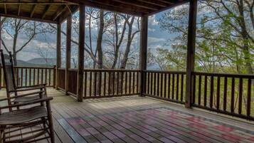 Chalet rustique, 5 chambres | Balcon
