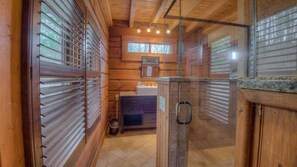 Cabaña, 5 habitaciones | Baño | Secadora de cabello y toallas 