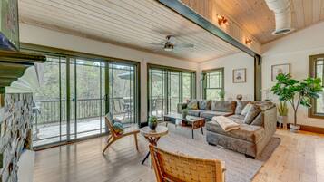 Cabin, 4 Bedrooms | Living room | TV