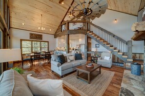 Interior - Bear Claw Cabin by Escape to Blue Ridge (Cherry Log)