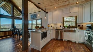 Cabin, 3 Bedrooms | Private kitchen | Fridge, microwave, stovetop, dishwasher