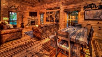 Cabin, 2 Bedrooms | Dining room