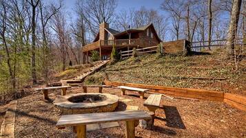 Cabin, 4 Bedrooms | Property grounds