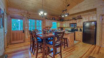 Cabin, 3 Bedrooms | Dining