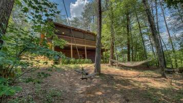 Cabin, 3 Bedrooms | Property grounds