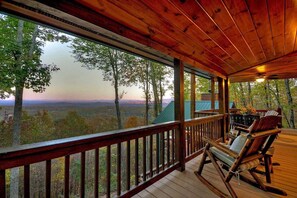 Chalet rustique, 3 chambres | Balcon