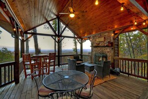 Chalet rustique, 3 chambres | Balcon