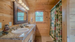 Cabin, 3 phòng ngủ | Phòng tắm | Máy sấy tóc, khăn tắm