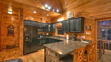 Cabin, 3 Bedrooms | Private kitchen | Fridge, microwave, stovetop, dishwasher