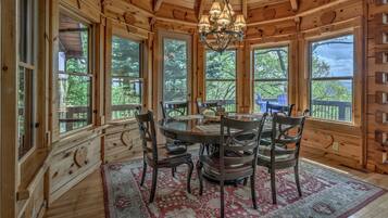 Cabin, 3 Bedrooms | Dining room