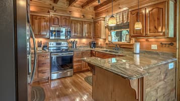 Cabin, 3 Bedrooms | Private kitchen | Fridge, microwave, stovetop, dishwasher