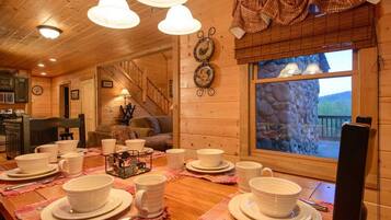 Cabin, 3 Bedrooms | Dining