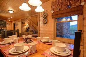 Cabin, 3 Bedrooms | Dining