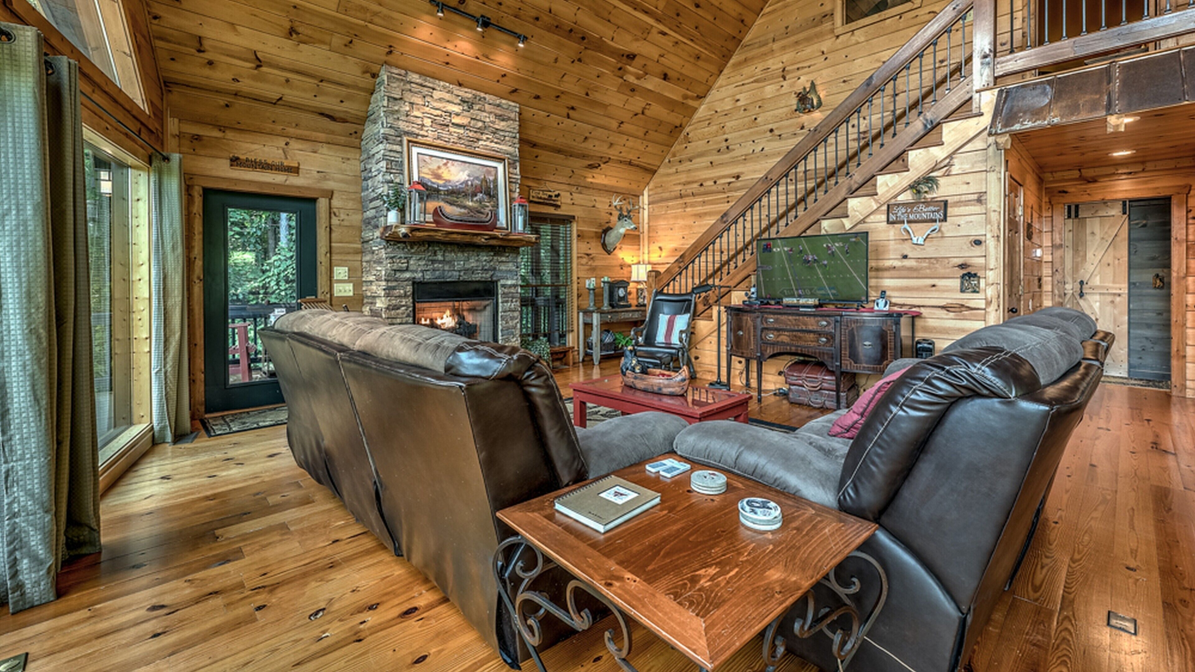 Cabin, 4 Bedrooms | Living area | 32-cm TV with digital channels