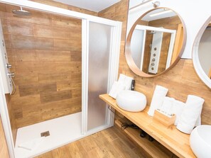 Shower, hair dryer, towels - Palm Friendly Holiday Home (Playa del Inglés)