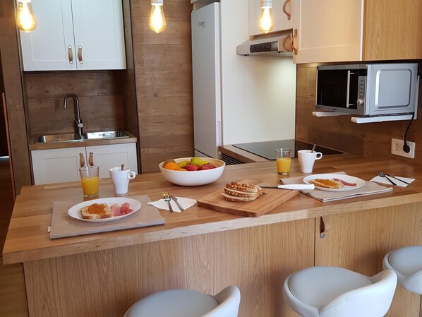 Fridge, microwave, oven, coffee/tea maker