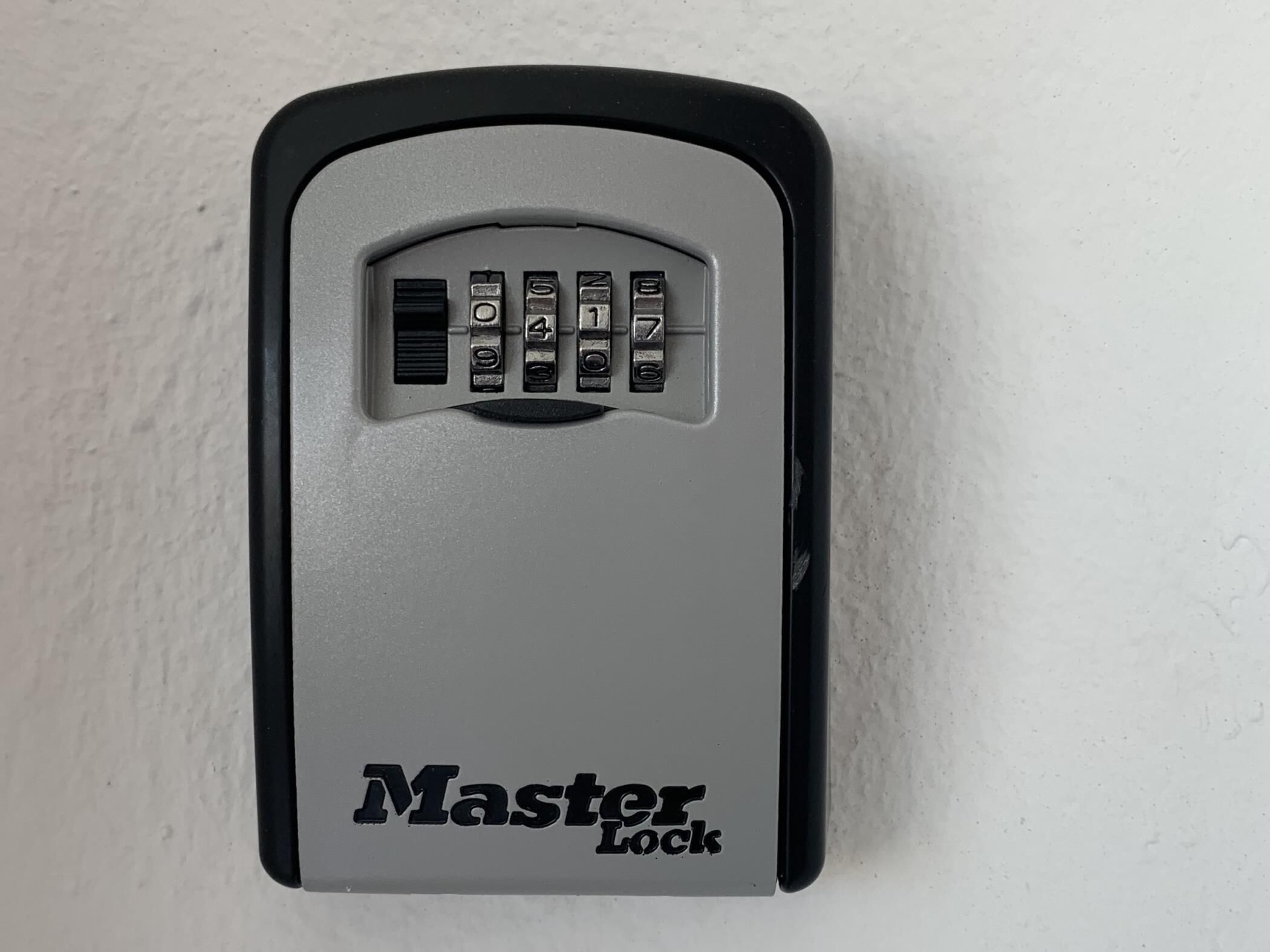 Un candado con combinación Master Lock.
