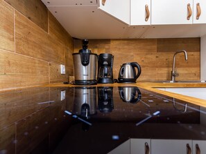 Een koelkast, een microgolfoven, een oven