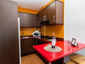 Fridge, microwave, oven, coffee/tea maker