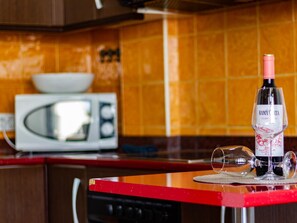 Fridge, microwave, oven, coffee/tea maker