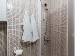 Kostenlose Toilettenartikel, Haartrockner, Handtücher, Shampoo